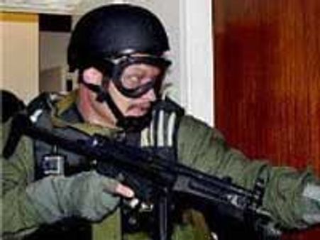 தீவிரவாதம்: நியூயார்க்கில் வீடு வீடாக போலீஸ் சோதனை