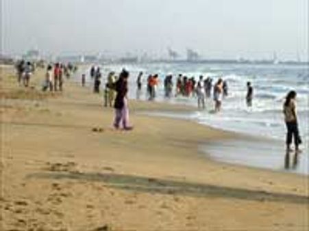 போர்க்களமாக மாறிய மெரீனா-50க்கும் மேற்பட்ட வாகனங்களுக்கு தீவைப்பு