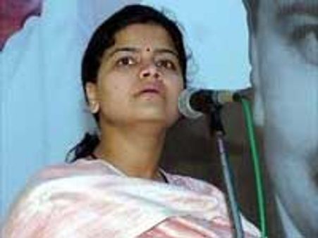 பிரமோத் மகாஜன் மகள் மகாராஷ்டிர தேர்தலில் போட்டி