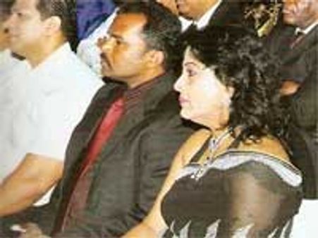 பெண் பி.ஏ.வுடன் அழகிப் போட்டியை ரசித்த கருணா!