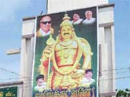 முருகன் வேடத்தில் மு.க. ஸ்டாலின் பேனர்-இந்து அமைப்புகள் கண்டனம்