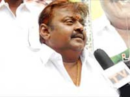 பொறுப்புடன் செயல்படும் விஜயகாந்த்-கோட்டை விடும் ஜெ.