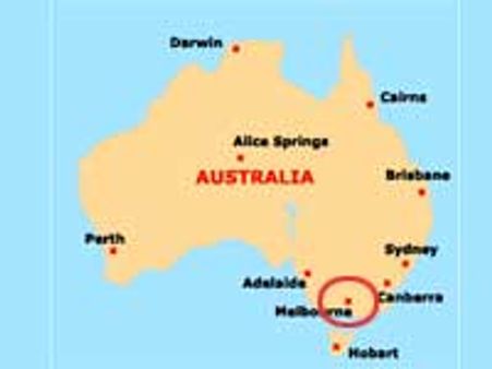 இனவெறித் தாக்குதல் நடத்திய 2 ஆஸ்திரேலியர்களை அடித்து உதைத்த இந்தியர்கள்