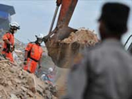 நிலநடுக்கம்: புதையுண்ட இந்தோனேசியா கிராமம்- அனைவரும் பலி