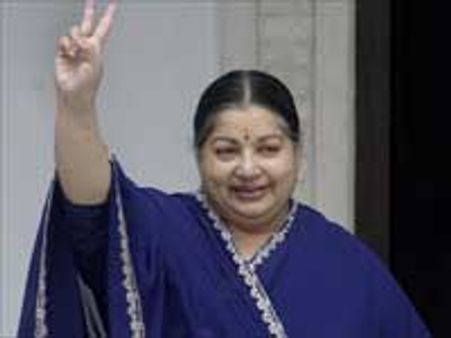 நாளை வருகிறார் ஜெ. - 58 அதிமுக குடும்பங்களுக்கு ரூ. 17 லட்சம் நிதி அளிக்கிறார்