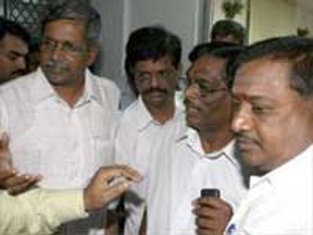 செய்தி ஆசிரியர் லெனினை வலுக்கட்டாயமாக கைது செய்தனர் - தினமலர்