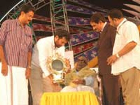 திரையுலகினர் முகத்தில் புன்னகை: என் கடமை-கருணாநிதி