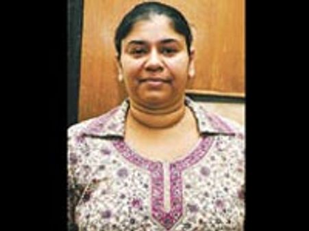 சுனாமி நிவாரணத்தில் ரூ.7.5 கோடி மோசடி: பெண் டாக்டர் கைது- பெற்றோருக்கு வலை