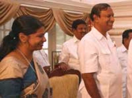 திமுக-காங் குழு சென்னை திரும்பியது: விமான நிலையத்தில் கருணாநிதி வரவேற்பு!