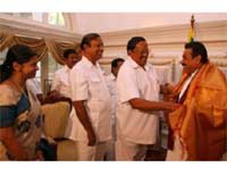 கண்ணிவெடிகளை அகற்றிய பிறகே தமிழர்கள் மீண்டும் குடியமர்த்தல்-தமிழக குழுவிடம் ராஜபக்சே