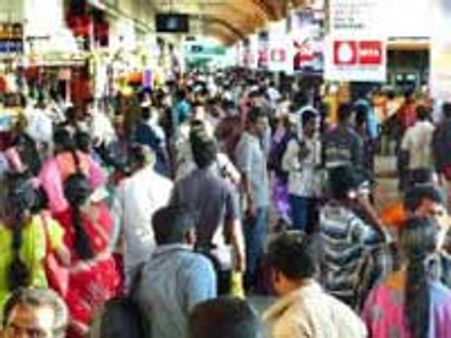 தீபாவளி: நிரம்பி வழிந்த ரயில்-பஸ்கள், பயணிகள் திணறல்