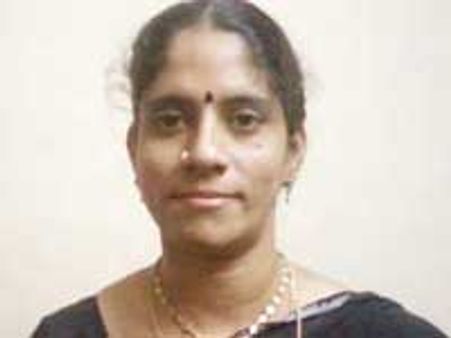 தம்பதி கொலை-தலைமறைவான பெண் கைது