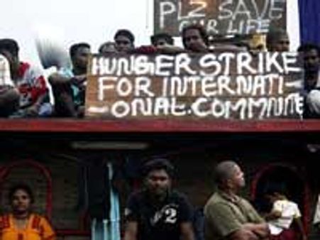 இந்தோனேசியா: படகில் தவிக்கும் தமிழ் அகதிகள் பட்டினிப் போரில் குதித்தனர்