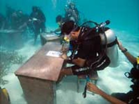 மாலத்தீவு-கடலுக்கடியில் நடந்த கேபினட் கூட்டம்