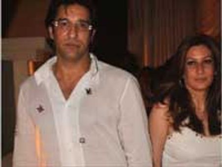 வாசிம் அக்ரம் மனைவி திடீர் சுகவீனம் - சென்னையில் இறக்கப்பட்ட விமானம்