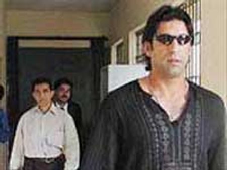 இந்தியாவின் உதவி-நெகிழ்ச்சியில் அழுத அக்ரம்