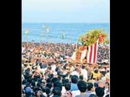 திருச்செந்தூர் சூரசம்ஹாரம் - லட்சக்கணக்கான பக்தர்கள் தரிசனம்