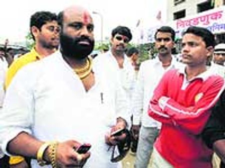 தங்கத்தை சுமக்கும் மகாராஷ்டிரா எம்.எல்.ஏ.!