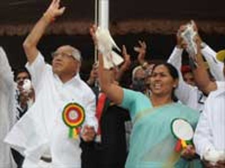 எதியூரப்பா-ஷோபா Vs ரெட்டி பிரதர்ஸ், சபாநாயகர், ரேணுகாச்சாரியா: முழி பிதுங்கும் பாஜக தலைமை!