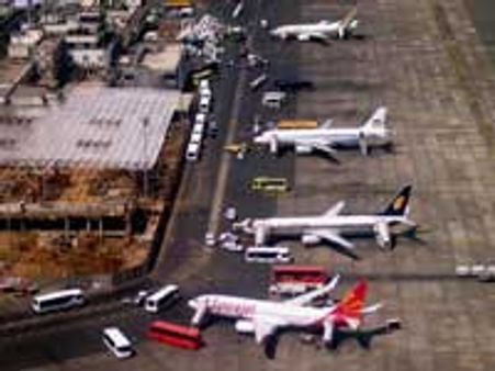 மும்பையில் விமானங்கள் மோதல் தவி்ர்ப்பு!