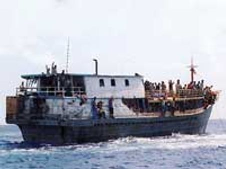 ஆஸி. கடலில் படகு மூழ்கி தமிழர்கள் உள்பட 27 அகதிகள் பலி