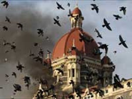 தீவிரவாத தாக்குதல் நடைபெறும் என தவறான தகவல்- மக்கள் பீதி