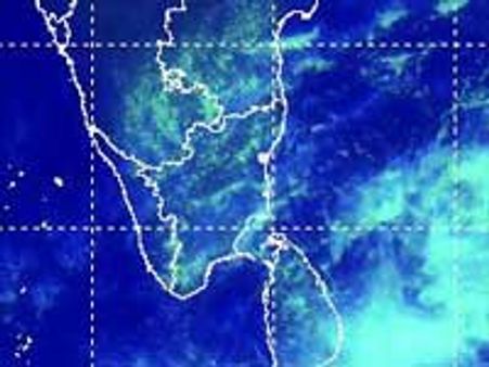 தமிழகத்தில் மேக மூட்டம்-கடலோரங்களில் மழை!