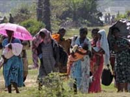 தமிழர்களின் வீடுகளில் சிங்களர்கள்-முகாம்களில் இருந்து வெளியேறி நடுத்தெருவில்!