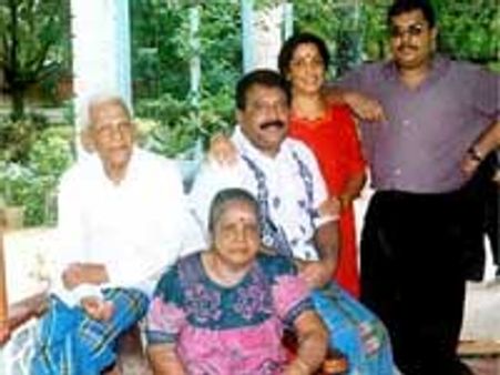 சிங்களர்களின் கொடும் சித்திரவதைக் கூடத்தில் பிரபாகரன் பெற்றோர்!