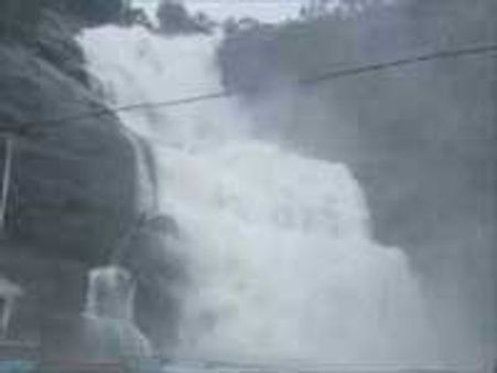 விடாமல் பெய்யும் அடை மழை- வெள்ளத்தில் மிதக்கும் சென்னை