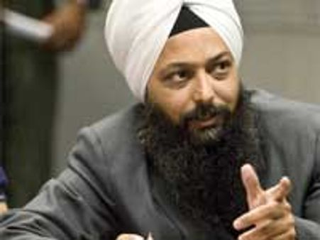 ப.சிதம்பரம் மீது ஷூ வீசிய சீக்கிய நிருபருக்கு கனடா சீக்கியர்கள் விருதளித்து கெளரவிப்பு