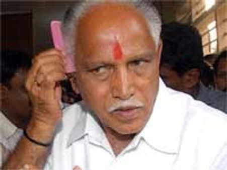 வெள்ள நிவாரணப் பணிகளை பார்க்க விடாமல் தடுக்கும் அதிருப்தியாளர்கள் - எதியூரப்பா கண்ணீர்