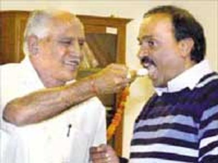 'அல்வா சாப்புடுங்கோ'..ஸாரி கேக் சாப்புடுங்கோ!