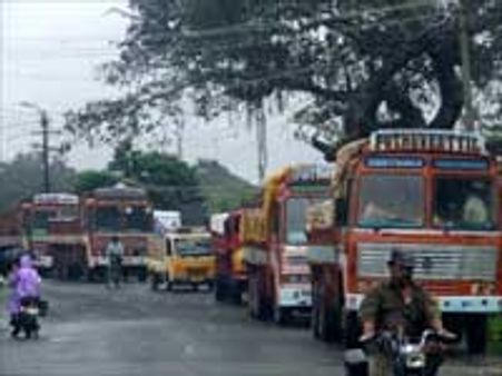கேரளாவுக்கு கல்பொடி கொண்டு செல்ல தடை - எல்லையில் 80 லாரிகள் நிறுத்தம்