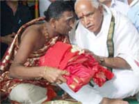 ரெட்டிகள் சொன்னா கேட்டுக்கனும்...!-மாற்றப்பட்ட அதிகாரிகள் மீண்டும் பெல்லாரியில்..!!