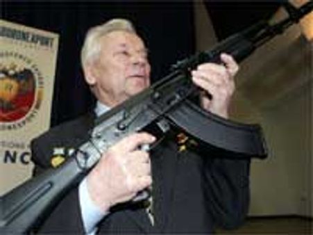 ஏ.கே.47 துப்பாக்கியைக் கண்டுபிடித்த கலஷ்னிகோவுக்கு 90 வயது - விருதளித்தார் ரஷ்ய அதிபர்