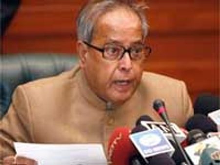 கொழும்பு சென்றார் பிரணாப்-சென்னையில் பொன்முடி சந்தி்ப்பு!