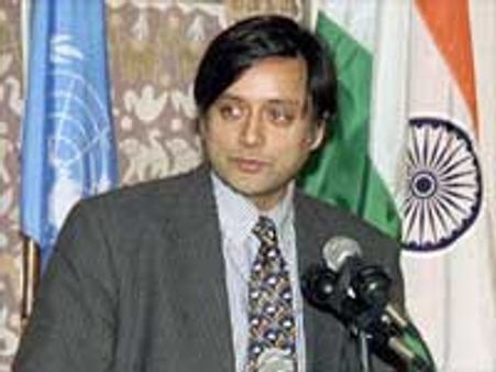 இந்திய ராணுவ உதவியை ராஜபக்சே நாடியதாக பொன்சேகா சொல்வது உண்மையல்ல - தரூர்