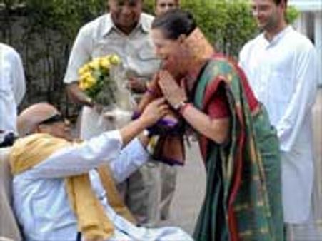 கருணாநிதியை மதிக்காத பிரணாப்: திமுகவை ஒதுக்கும் காங்.!