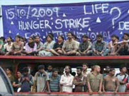 ஆஸி கப்பலிலிருந்து மீதமுள்ள 56 தமிழர்களும் நாளை தரையிறங்க சம்மதம்