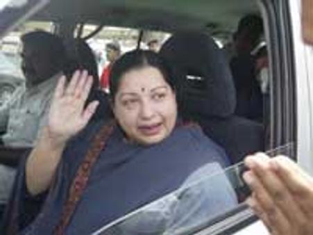 ஸ்வைன்: மருத்துவமனையில் அனுமதிக்காமல் வீட்டுக்கு அனுப்புகின்றனர்-ஜெ. புகார்