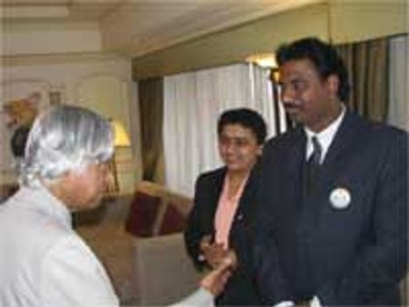 கலாமுடன் எமிரேட்ஸ் தமிழ்ச் சங்க நிர்வாகிகள் மஸ்கட்டில் சந்திப்பு