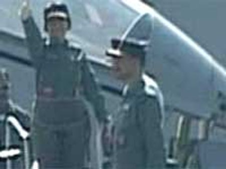 சுகோயில் போர் விமானத்தில் பறந்தார் பிரதீபா!-உலக சாதனை!!