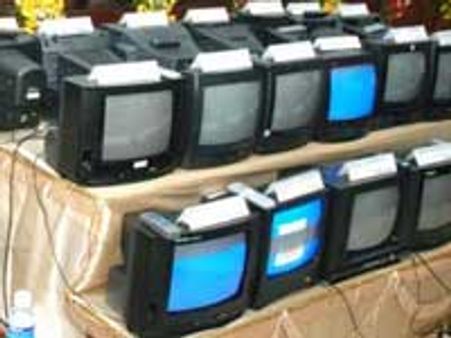 அரிசி, மணலோடு இப்போது அரசு இலவச கலர் டிவியும் கடத்தல்!