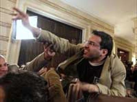 புஷ் மீது ஷூ வீசிய நிருபர் முன்டாசர் மீது பாரீஸில் ஷூ வீச்சு