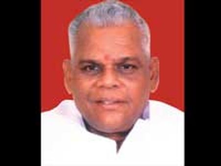 சென்னை அண்ணா சாலை-செனடாப் சாலை சந்திப்பில் மூப்பனாருக்கு சிலை