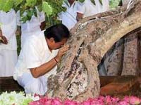 அதிபர் பதவியை தக்க வைக்க அரச மரத்தைக் கட்டிப்பிடிக்கும் ராஜபக்சே