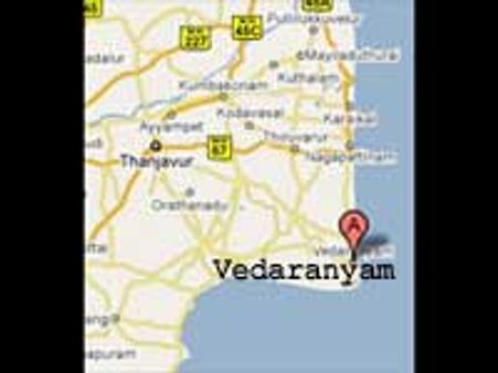 வேதாரண்யம்: குளத்தில் பள்ளி வேன் கவிழ்ந்து 9 குழந்தைகள்-ஆசிரியை பலி