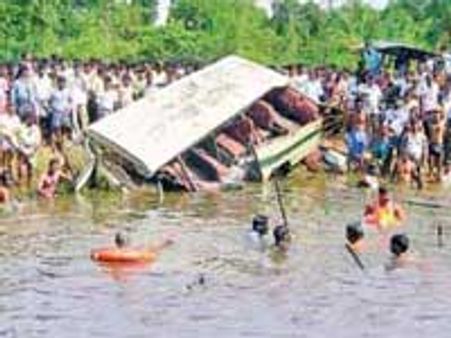 வேதாரண்யம் விபத்து-11 குழந்தைகளை மீட்ட பின்னர் உயிரிழந்த ஆசிரியை சுகந்தி