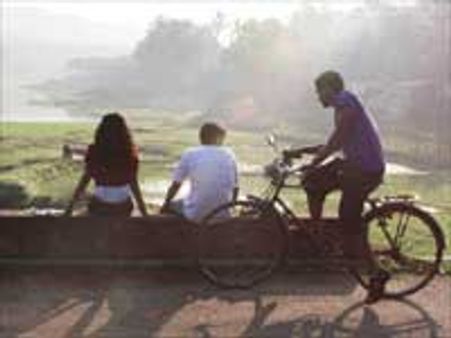 நீ சபிக்கிறாய் நான் ரசிக்கிறேன்